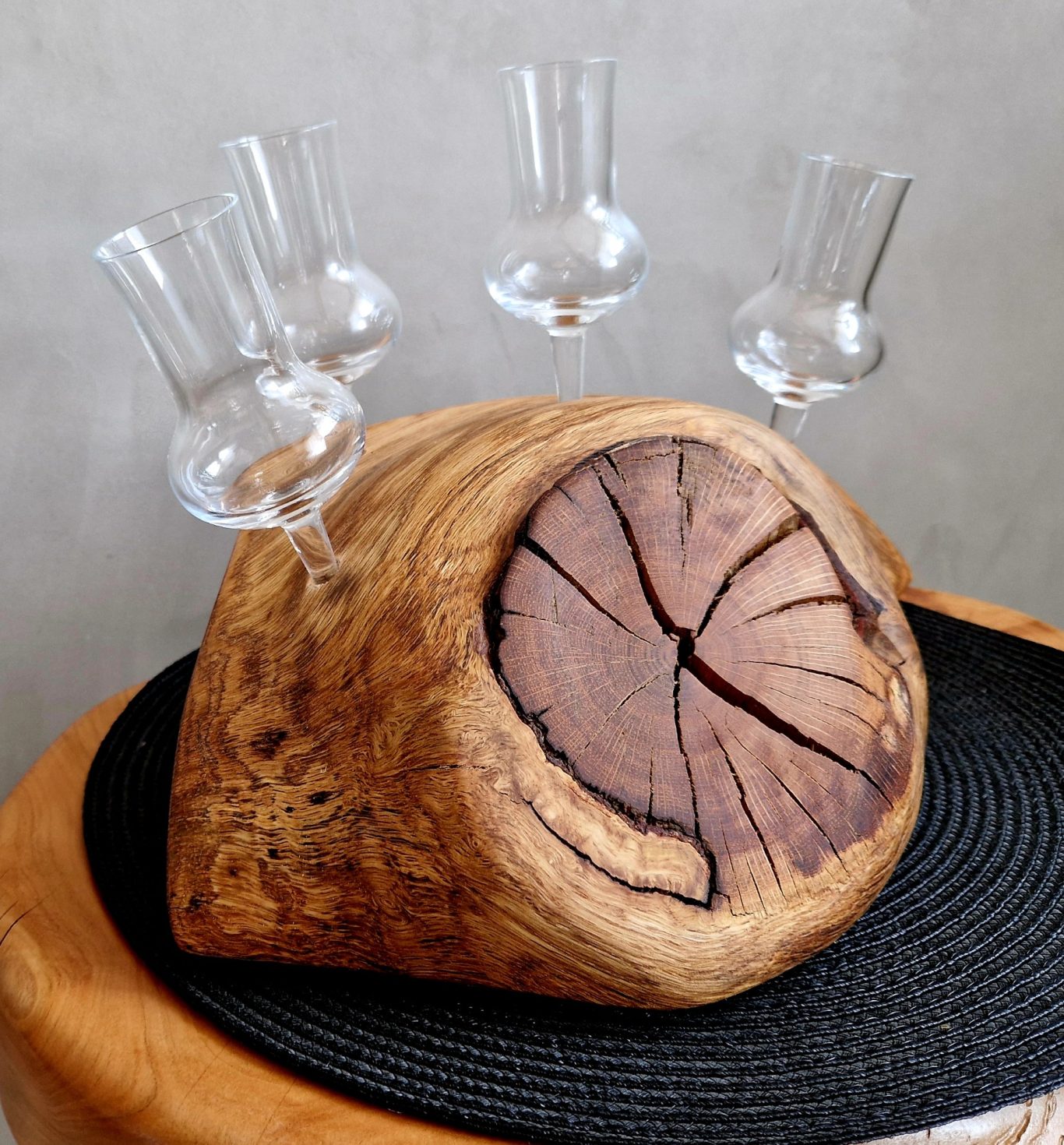 Eiche mit 4 Gläsern