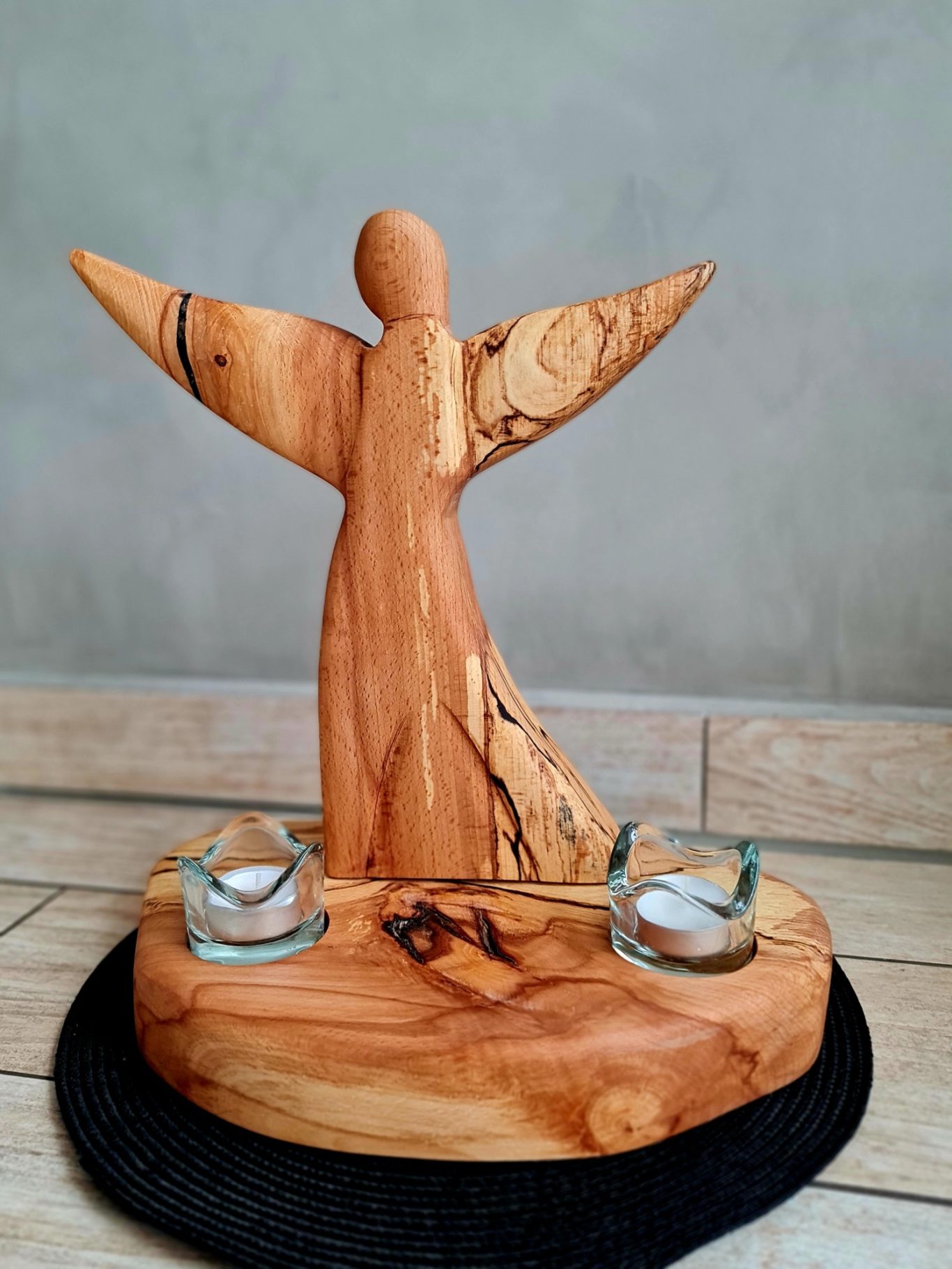 Engel mit Teelichthalter