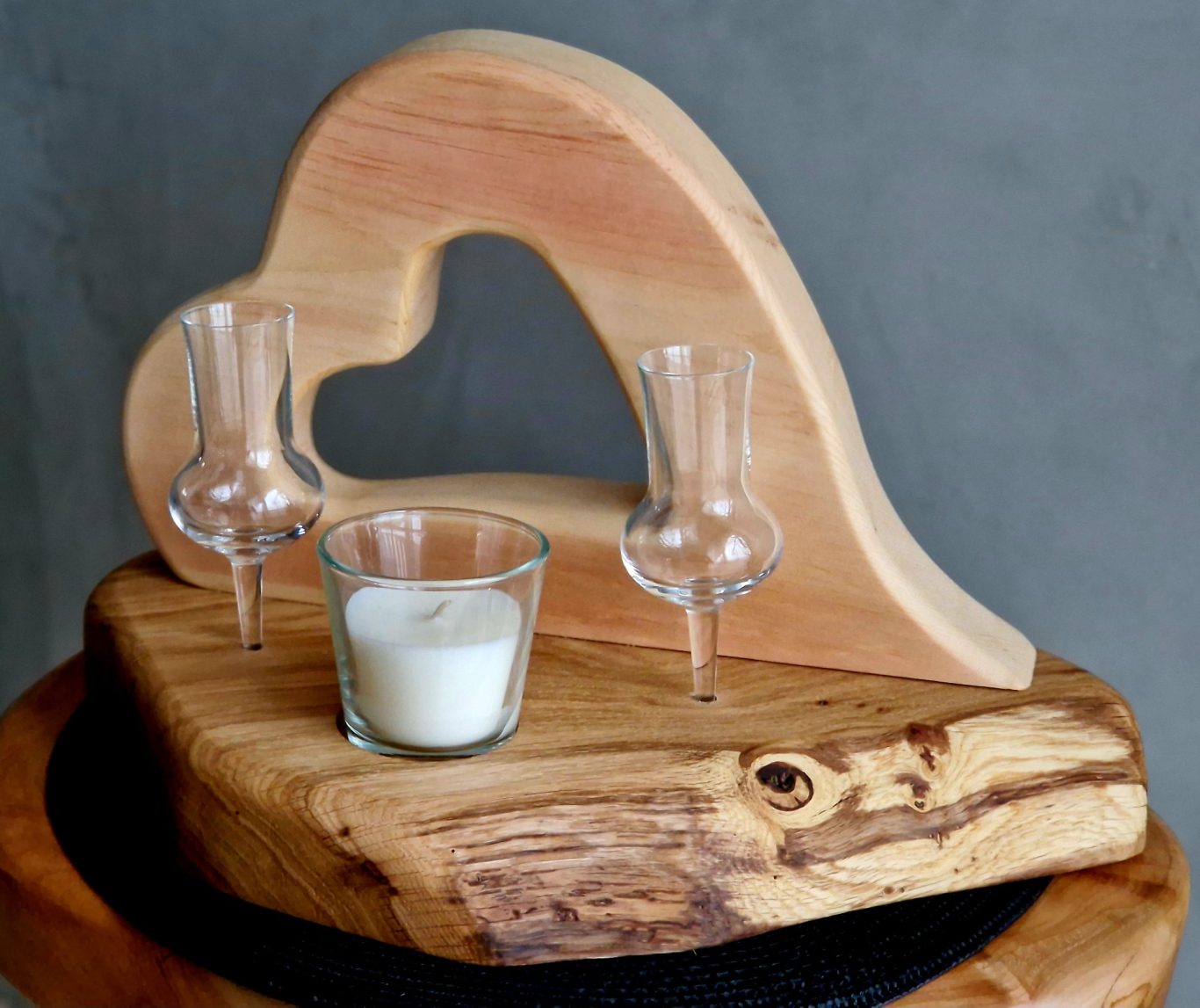 Zirbe mit 2 Gläsern und Kerze